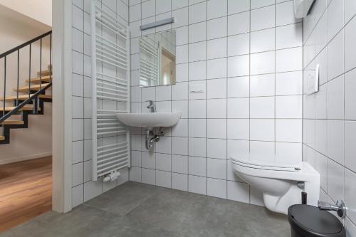 杜伊斯堡T&K Apartments - DUISBURG - Frisch renovierte 4 Zimmer Maisonetten mit Privatparkplätzen的一间带卫生间和水槽的浴室