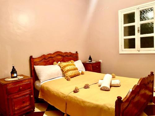 OunaraBelle villa privé的一间卧室配有一张带黄色床单的床和一扇窗户。