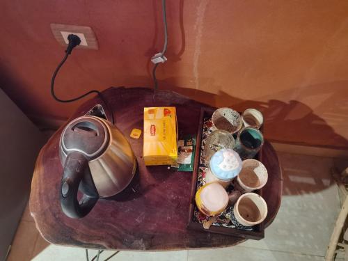 TunisStudio house的茶壶和其他物品的桌子