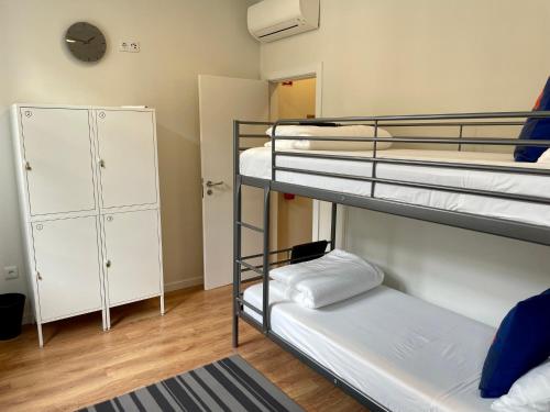 皮尼昂Hostel Douro Backpackers的宿舍间设有两张双层床和衣柜。