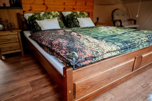 奥帕瓦Glamping Meleček的一间卧室配有一张带木制床架的床