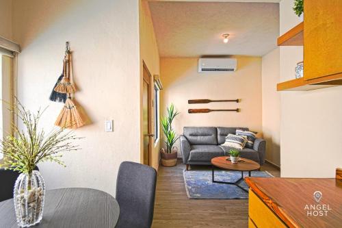 拉巴斯NEW Comfy Stay with Pool Onsite Steps from Malecón的客厅配有沙发和桌子