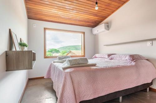 皮雷诺波利斯Requinte, conforto e privacidade的一间卧室设有一张大床和窗户