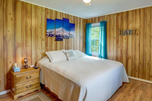 BurnsvilleRiverfront North Carolina Abode with Deck and Fire Pit的卧室配有白色的床和窗户。