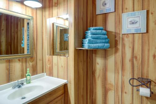 BurnsvilleRiverfront North Carolina Abode with Deck and Fire Pit的浴室配有盥洗盆、镜子和毛巾