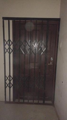 埃斯梅拉达斯Barlovento1的木门,铁门在房间里