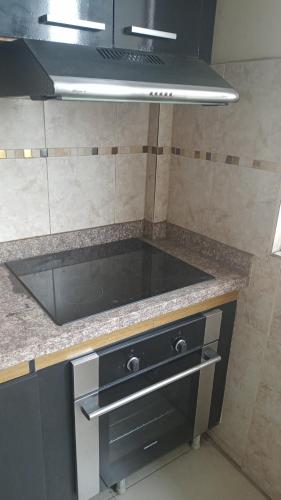 埃斯梅拉达斯Barlovento1的厨房配有水槽和炉灶
