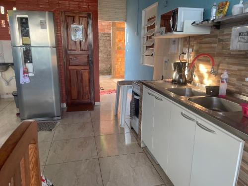 博阿维斯塔Hostel Carol的厨房配有水槽和冰箱