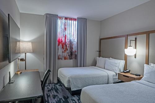 皇后区纽约拉瓜迪亚机场/费尔菲尔德万豪酒店的酒店客房配有两张床和一张书桌