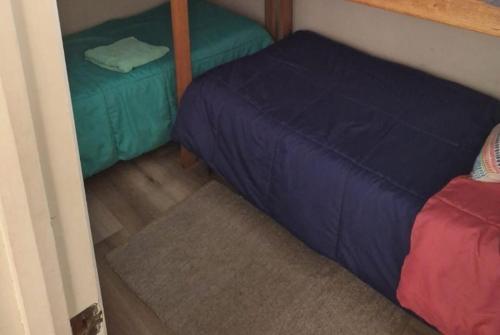 维纳德马Apto. Reñaca 193 - Viña del Mar的一间卧室配有蓝色的床和绿色床单