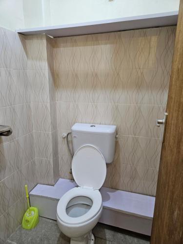 内罗毕Airport Studio Apartments-JKIA的一间位于客房内的白色卫生间的浴室