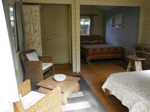 马埃堡雅尔丹博瓦隆酒店的配有一张床和一张桌子及椅子的房间