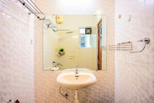 马尔冈'Golden Sand Dunes' 1bhk Benaulim beach apartment的一间带水槽和镜子的浴室