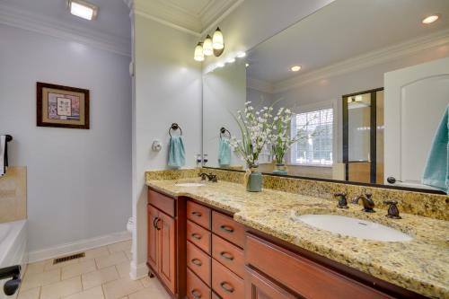 海波因特High Point Vacation Rental with Private Deck!的一间带水槽和大镜子的浴室