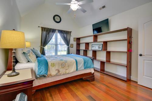 海波因特High Point Vacation Rental with Private Deck!的一间卧室设有一张床和一个窗口