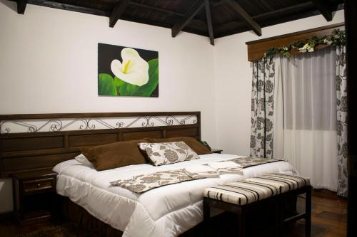 MachachiChuquiragua Lodge & Spa的一间卧室,配有两张床