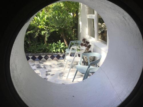 贝利Belairberry的享有带桌椅的庭院的圆形景致。
