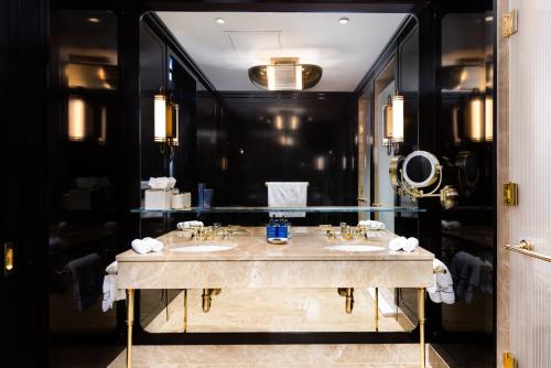 纽约Casa Cipriani New York的一间带两个盥洗盆和大镜子的浴室