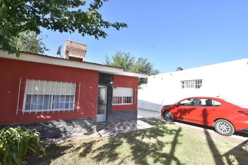 Villa Santa Cruz del LagoKaiken Maison的红色汽车停在红房子前面