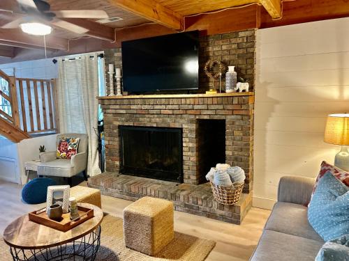 Crane HillBest Life Now Cottage的客厅设有壁炉和平面电视