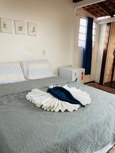 阿廷斯Quartinho Branco的一间卧室配有一张大床,上面有蓝色的枕头