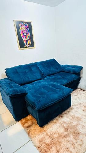 坎皮纳斯Ap Confort Premium的客厅里一张蓝色的沙发,有地毯