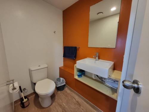 奥克兰帝国公寓的浴室配有白色卫生间和盥洗盆。