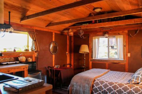 FredoniaRustic Ranch Getaway Near Zion, Bryce, Grand Canyon的卧室配有一张床、一张书桌和窗户。