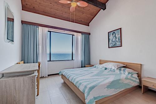 布拉托Apartments by the sea Prigradica, Korcula - 627的一间卧室设有一张床和一个大窗户
