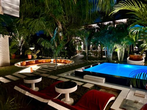 阿克拉Lukas Garden Accra的棕榈树庭院中间的游泳池