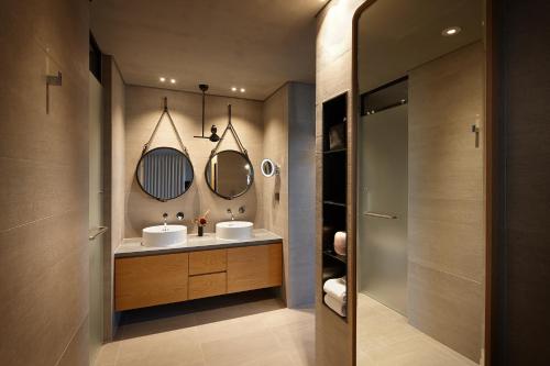 首尔L7 Hongdae的浴室设有2个水槽和镜子