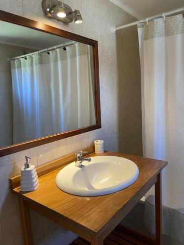 圣卡洛斯-德巴里洛切Viento y montaña的浴室设有白色水槽和镜子