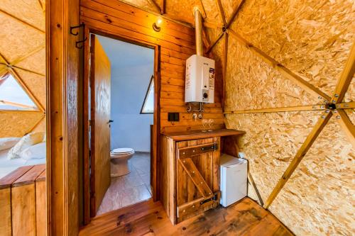 维拉卡洛斯帕兹GLAMPING TICA NATIVO的蒙古包内的浴室设有卫生间和水槽