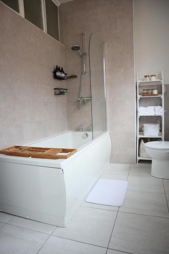 莱斯特Spacious 1 bedroom apartment的白色的浴室设有浴缸和卫生间。