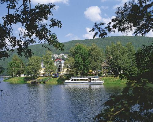 锡默拉特西莫维酒店的湖上的小船,背景是城镇