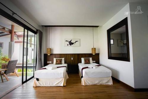 Ban Ai DaoLanta Villa Resort的带两张床和镜子的客房