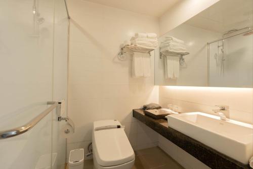 西归浦市Hotel Fine Jeju的白色的浴室设有水槽和卫生间。