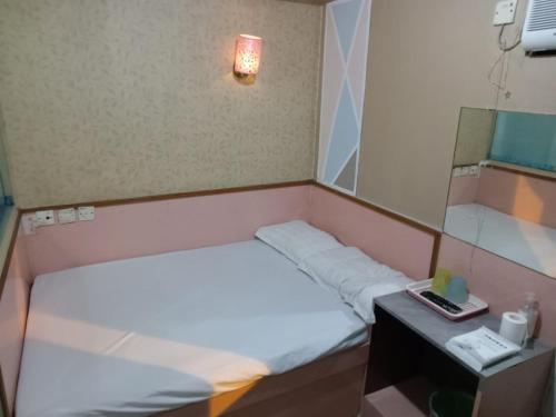 香港嘉湖旅館的小房间设有两张床和镜子