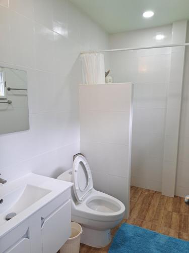 My Home @ Wang Yao的白色的浴室设有卫生间和水槽。