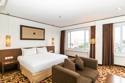 名古屋Swiss-Belinn Baloi Batam的酒店客房,配有床和沙发