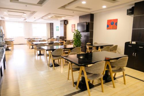 上海星之悦酒店(免费提供浦东机场和迪士尼班车接送)的一间食堂,在房间内配有桌椅