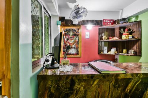 DānāpurOYO RP Palace Inn的一间酒吧,房间拥有色彩缤纷的墙壁