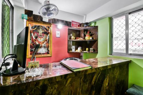 DānāpurOYO RP Palace Inn的一间酒吧,房间拥有绿色和红色的墙壁