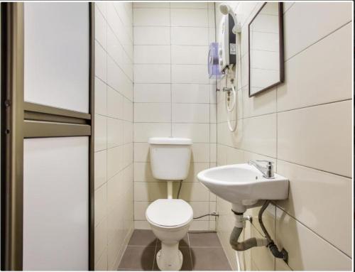 马六甲NS INN Hotel的一间带卫生间和水槽的浴室