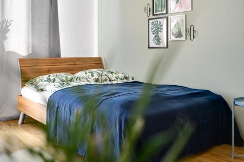 格拉茨Ruhige Oase in der Nähe von Parkanlage und Krankenhaus的一间卧室配有一张带蓝色毯子的床