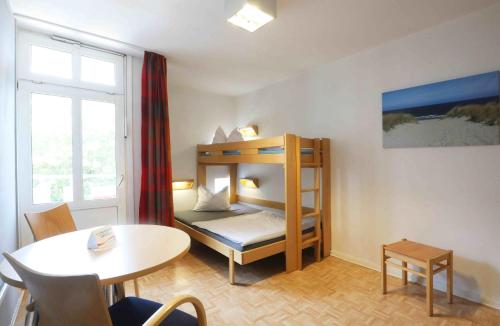 基尔基尔青年旅馆的小房间设有双层床和桌子