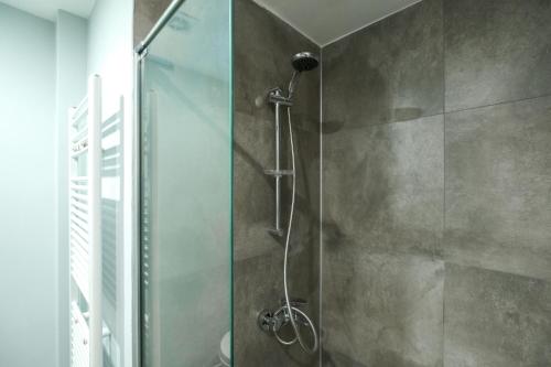 安卡拉Luminous Flat 7 min to Arcadium Mall in Ankara的浴室里设有玻璃门淋浴