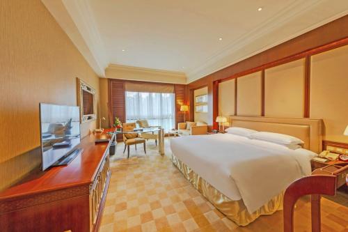 上海上海东郊宾馆的酒店客房设有一张大床和一台电视。