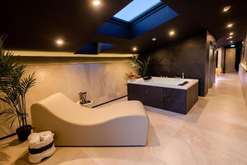 罗马布拉克酒店的带浴缸和盥洗盆的浴室