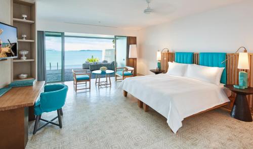 班巴克洛COMO Point Yamu, Phuket- SHA Extra Plus的酒店客房设有床和客厅。